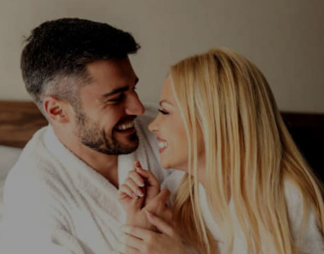 Kad muškarac kaže da je žena ‘dobra u krevetu’, skriva se mnogo više od samog čina. Otkrijte šta mu zaista prolazi kroz glavu kad to izgovori! - featured image