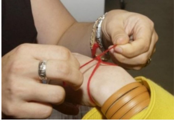 MNOGI NOSE CRVENI KONAC OKO RUKE, A NEMAJU POJMA ŠTA TO ZNAČI: Evo šta on simbolizuje - featured image MNOGI NOSE CRVENI KONAC OKO RUKE, A NEMAJU POJMA ŠTA TO ZNAČI: Evo šta on simbolizuje - featured image