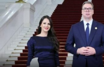 Ovdje žive ALEKSANDAR VUČIĆ I PRVA DAMA: Tamara otvorila vrata porodičnog doma, jeste li očekivali ovako nešto?! (FOTO) Ovdje žive ALEKSANDAR VUČIĆ I PRVA DAMA: Tamara otvorila vrata porodičnog doma, jeste li očekivali ovako nešto?! (FOTO) - featured image