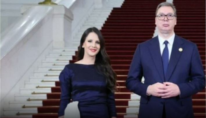 Ovdje žive ALEKSANDAR VUČIĆ I PRVA DAMA: Tamara otvorila vrata porodičnog doma, jeste li očekivali ovako nešto?! (FOTO) - featured image Ovdje žive ALEKSANDAR VUČIĆ I PRVA DAMA: Tamara otvorila vrata porodičnog doma, jeste li očekivali ovako nešto?! (FOTO) - featured image