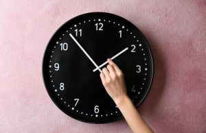 Sat pomjeramo najranije u posljednjih 11 godina: Evo kog datuma vraćamo kazaljke i spavamo duže Sat pomjeramo najranije u posljednjih 11 godina: Evo kog datuma vraćamo kazaljke i spavamo duže - featured image