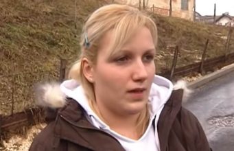 Srpski vojnik pronašao bebu u spaljenoj kući: 16 godina kasnije svoje ime zatekla na spomeniku nestalih tokom rata u BiH Srpski vojnik pronašao bebu u spaljenoj kući: 16 godina kasnije svoje ime zatekla na spomeniku nestalih tokom rata u BiH - featured image