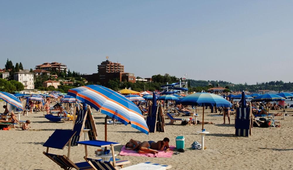DA LI JE MOGUĆE?!DA LI OVO RADE OD 7 UJUTRU… Skandal na hrvatskoj plaži, LJUDI ZGROŽENI PRIZOROM - featured image