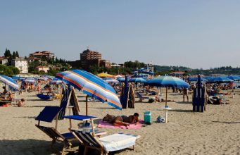 DA LI JE MOGUĆE?!DA LI OVO RADE OD 7 UJUTRU… Skandal na hrvatskoj plaži, LJUDI ZGROŽENI PRIZOROM DA LI JE MOGUĆE?!DA LI OVO RADE OD 7 UJUTRU… Skandal na hrvatskoj plaži, LJUDI ZGROŽENI PRIZOROM - featured image