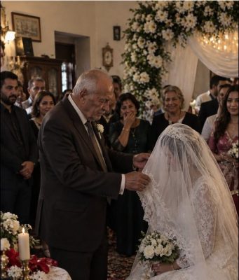 Sedamdesetjednogodišnji bogati muškarac pristao je oženiti mladu ženu, a da joj nikada nije vidio lice. Roditelji mlade imali su samo jedan neobičan uslov: mladoženja će smjeti podići njen veo tek nakon što vjenčanje bude završeno. Muškarac je pristao, ali kada je tokom ceremonije konačno uklonio tkaninu s lica svoje mlade supruge, samo je nekoliko sekundi nepomično gledao u nju, a zatim se užasnuto odmaknuo. 😨 Sedamdesetjednogodišnji bogati muškarac pristao je oženiti mladu ženu, a da joj nikada nije vidio lice. Roditelji mlade imali su samo jedan neobičan uslov: mladoženja će smjeti podići njen veo tek nakon što vjenčanje bude završeno. Muškarac je pristao, ali kada je tokom ceremonije konačno uklonio tkaninu s lica svoje mlade supruge, samo je nekoliko sekundi nepomično gledao u nju, a zatim se užasnuto odmaknuo. 😨 - featured image
