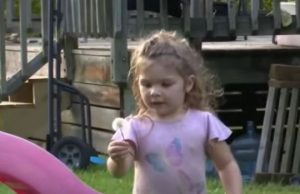 Djevojčica (2) danima ležala u ŠUMI: Kada su je pronašli, svojim riječima je RASPLAKALA cijelu zemlju Djevojčica (2) danima ležala u ŠUMI: Kada su je pronašli, svojim riječima je RASPLAKALA cijelu zemlju - featured image