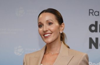JELENINI NOKTI PODELILI SRBIJU! Neko kaže da je NEDOPUSTIVO, a neko da je OVO NORMALNO: “Nije seljanka da…” JELENINI NOKTI PODELILI SRBIJU! Neko kaže da je NEDOPUSTIVO, a neko da je OVO NORMALNO: “Nije seljanka da…” - featured image