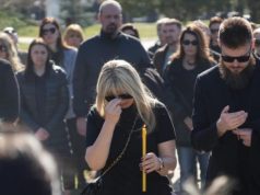 ĆERKU SAŠE POPOVIĆA NA GROBU SAČEKAO OVAJ ČOVEK! Uručio joj kovertu, Aleksandra se slomila kad je otvorila: Evo šta je bilo u njoj ĆERKU SAŠE POPOVIĆA NA GROBU SAČEKAO OVAJ ČOVEK! Uručio joj kovertu, Aleksandra se slomila kad je otvorila: Evo šta je bilo u njoj - featured image