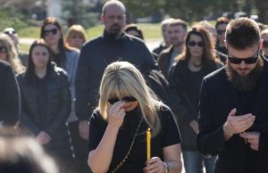 ĆERKU SAŠE POPOVIĆA NA GROBU SAČEKAO OVAJ ČOVEK! Uručio joj kovertu, Aleksandra se slomila kad je otvorila: Evo šta je bilo u njoj ĆERKU SAŠE POPOVIĆA NA GROBU SAČEKAO OVAJ ČOVEK! Uručio joj kovertu, Aleksandra se slomila kad je otvorila: Evo šta je bilo u njoj - featured image