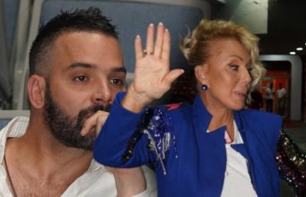 “Zorica je majka, a Brena je..”Filip Živojinović gestom otkrio šta misli o maćehi, ona prolila gorke suze “Zorica je majka, a Brena je..”Filip Živojinović gestom otkrio šta misli o maćehi, ona prolila gorke suze - featured image