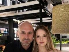 Moj otac me je pozvao na večeru, uhvatio me za ruku i rekao svojim prijateljima: „Upoznajte devojku koju volim.“ Sedela sam preplašena — sve dok jedan od njegovih prijatelja nije rekao nešto zbog čega sam briznula u plač… Moj otac me je pozvao na večeru, uhvatio me za ruku i rekao svojim prijateljima: „Upoznajte devojku koju volim.“ Sedela sam preplašena — sve dok jedan od njegovih prijatelja nije rekao nešto zbog čega sam briznula u plač… - featured image