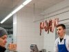Svaki dan sedamdesetogodišnja penzionerka kupovala je kod mesara 40 kilograma mesa. Jednog dana mesar je odlučio da je prati kako bi saznao gde nestaje svo to meso. Svaki dan sedamdesetogodišnja penzionerka kupovala je kod mesara 40 kilograma mesa. Jednog dana mesar je odlučio da je prati kako bi saznao gde nestaje svo to meso. - featured image