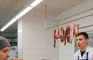 Svaki dan sedamdesetogodišnja penzionerka kupovala je kod mesara 40 kilograma mesa. Jednog dana mesar je odlučio da je prati kako bi saznao gde nestaje svo to meso. Svaki dan sedamdesetogodišnja penzionerka kupovala je kod mesara 40 kilograma mesa. Jednog dana mesar je odlučio da je prati kako bi saznao gde nestaje svo to meso. - featured image
