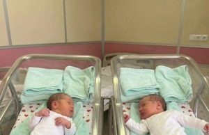 Nakon 20 godina čekanja, napokon su dobili blizance… ali kada je liječnik vidio znak na rukama beba, svi su se zaledili 😱💔👇 Nakon 20 godina čekanja, napokon su dobili blizance… ali kada je liječnik vidio znak na rukama beba, svi su se zaledili 😱💔👇 - featured image