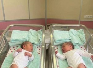 Nakon 20 godina čekanja, napokon su dobili blizance… ali kada je liječnik vidio znak na rukama beba, svi su se zaledili 😱💔👇 Nakon 20 godina čekanja, napokon su dobili blizance… ali kada je liječnik vidio znak na rukama beba, svi su se zaledili 😱💔👇 - featured image