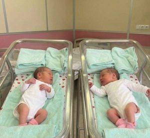 Nakon 20 godina čekanja, napokon su dobili blizance… ali kada je liječnik vidio znak na rukama beba, svi su se zaledili 😱💔👇 - featured image