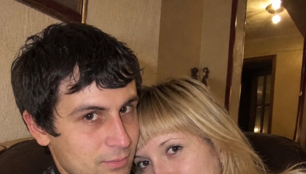 😱💔 Moja baka poklonila je mojoj kćeri stari ogrlicu za rođendan… a moja je majka problijedjela čim ju je ugledala! 😨 Tada mi je otkrila najstrašniju tajnu naše obitelji: moj je djed zlostavljao moju majku kada je imala samo 15 godina… a moja je baka sve znala od samog početka. 💔 - featured image