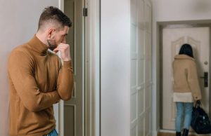 6 neprijatnih stvari koje muškarac radi kada prestane da voli svoju ženu 6 neprijatnih stvari koje muškarac radi kada prestane da voli svoju ženu - featured image