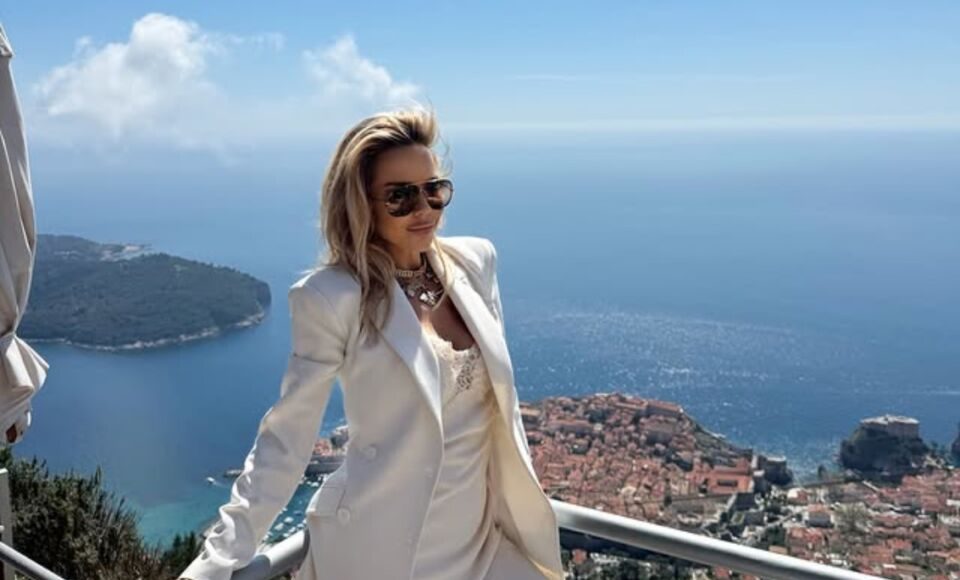 Najbogatija pevačica na Balkanu živi u tolikom luksuzu da ne zna šta je pegla: Kućni poslovi joj se gade, a sve je u životu postigla sama - featured image
