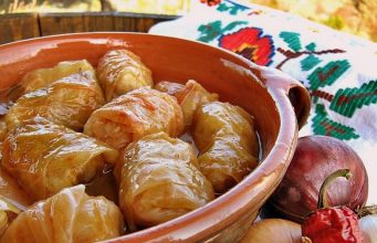 Samo ovako se pravi zaprška za sarmu: Kuhar otkrio caku zbog koje miriše kao kod bake Samo ovako se pravi zaprška za sarmu: Kuhar otkrio caku zbog koje miriše kao kod bake - featured image