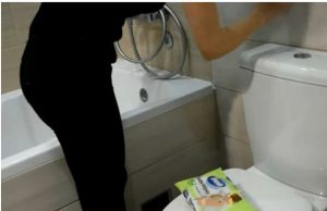 ŽENA SIPALA OVO U VODOKOTLIĆ I IZAZVALA BURU NA INTERNETU: Kupatilo joj miriše mjesecima, a caka nikad prostija ŽENA SIPALA OVO U VODOKOTLIĆ I IZAZVALA BURU NA INTERNETU: Kupatilo joj miriše mjesecima, a caka nikad prostija - featured image