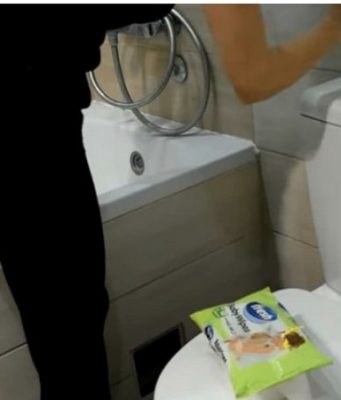ŽENA SIPALA OVO U VODOKOTLIĆ I IZAZVALA BURU NA INTERNETU: Kupatilo joj miriše mjesecima, a caka nikad prostija ŽENA SIPALA OVO U VODOKOTLIĆ I IZAZVALA BURU NA INTERNETU: Kupatilo joj miriše mjesecima, a caka nikad prostija - featured image