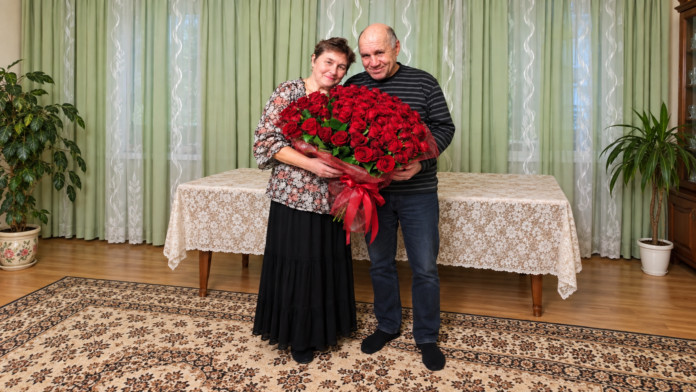 Tražio je da se fotografišemo uz 101 ružu tek kasnije sam saznala zašto - featured image Tražio je da se fotografišemo uz 101 ružu tek kasnije sam saznala zašto - featured image