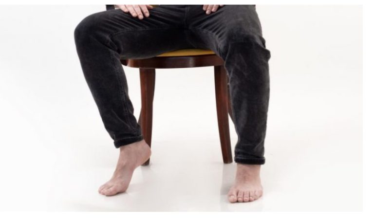 Šta znači ako osoba stalno ‘CUPKA’ nogom, prema psihologiji? - featured image