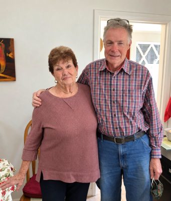 Moj muž je stalno govorio: „Ti samo nosiš tanjire, dok ja radim pravi posao.“ A onda je jedne večeri njegov šef ušao u restoran, ugledao me u konobarskoj uniformi i iznenada ustao od stola… 😨💔 Moj muž je stalno govorio: „Ti samo nosiš tanjire, dok ja radim pravi posao.“ A onda je jedne večeri njegov šef ušao u restoran, ugledao me u konobarskoj uniformi i iznenada ustao od stola… 😨💔 - featured image