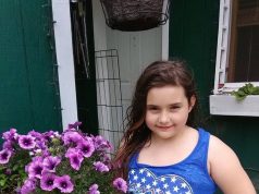 Godinama mi je suprug zabranjivao fotografirati našu 9-godišnju kćer. Jednog dana potajno sam objavila njezinu fotografiju na Facebooku. Dva sata poslije nazvala me nepoznata žena: „Odmah izbrišite tu fotografiju! Nemate pojma koga odgajate u svojoj kući!” Kad je moj suprug čuo njezino ime, pao je na koljena i briznuo u plač… Godinama mi je suprug zabranjivao fotografirati našu 9-godišnju kćer. Jednog dana potajno sam objavila njezinu fotografiju na Facebooku. Dva sata poslije nazvala me nepoznata žena: „Odmah izbrišite tu fotografiju! Nemate pojma koga odgajate u svojoj kući!” Kad je moj suprug čuo njezino ime, pao je na koljena i briznuo u plač… - featured image
