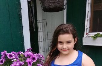 Godinama mi je suprug zabranjivao fotografirati našu 9-godišnju kćer. Jednog dana potajno sam objavila njezinu fotografiju na Facebooku. Dva sata poslije nazvala me nepoznata žena: „Odmah izbrišite tu fotografiju! Nemate pojma koga odgajate u svojoj kući!” Kad je moj suprug čuo njezino ime, pao je na koljena i briznuo u plač… Godinama mi je suprug zabranjivao fotografirati našu 9-godišnju kćer. Jednog dana potajno sam objavila njezinu fotografiju na Facebooku. Dva sata poslije nazvala me nepoznata žena: „Odmah izbrišite tu fotografiju! Nemate pojma koga odgajate u svojoj kući!” Kad je moj suprug čuo njezino ime, pao je na koljena i briznuo u plač… - featured image
