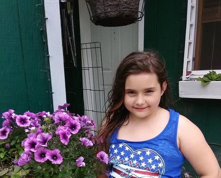 Godinama mi je suprug zabranjivao fotografirati našu 9-godišnju kćer. Jednog dana potajno sam objavila njezinu fotografiju na Facebooku. Dva sata poslije nazvala me nepoznata žena: „Odmah izbrišite tu fotografiju! Nemate pojma koga odgajate u svojoj kući!” Kad je moj suprug čuo njezino ime, pao je na koljena i briznuo u plač… - featured image