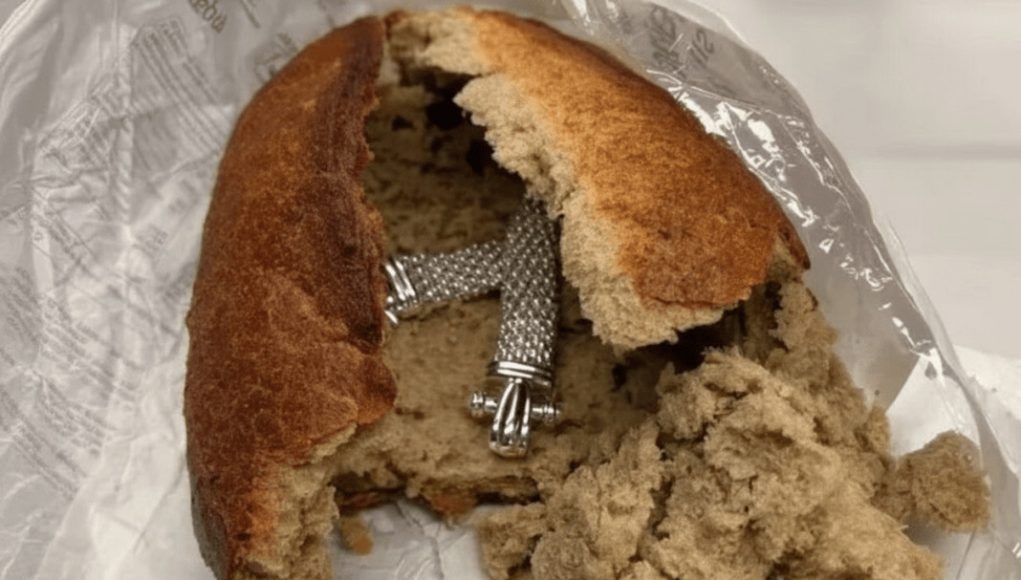 Šapčanin kupio hleb u prodavnici, a od onoga što je našao u vekni PREVRNUĆE VAM SE ŽELUDAC: Prizor nije za gadljive - featured image Šapčanin kupio hleb u prodavnici, a od onoga što je našao u vekni PREVRNUĆE VAM SE ŽELUDAC: Prizor nije za gadljive - featured image