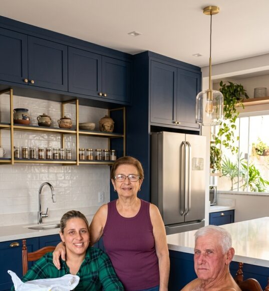 Moja majka imala je 72 godine kada mi je priznala: „Tvoj otac mi već godinama svakog mjeseca plaća da šutim. Ako jednog dana otkriješ što je doista učinio, možda ga više nikada nećeš htjeti zvati tatom.“ Kada je moja majka izgovorila svoje posljednje riječi, on je iznenada ustao i zaključao vrata kuhinje iznutra… - featured image