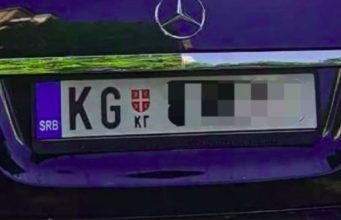 “Došli smo u Tuzlu iz Kragujevca, turistički. Čekamo slobodno mesto na parkingu. Prilazi nam čovek i pokazuje da otvorimo prozor…” “Došli smo u Tuzlu iz Kragujevca, turistički. Čekamo slobodno mesto na parkingu. Prilazi nam čovek i pokazuje da otvorimo prozor…” - featured image