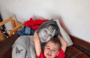 Majka se utopila i donijeli su je kući kako bi je pokopali, ali baš kad su se spremali zatvoriti lijes, njezin petogodišnji sin iznenada je povikao… 😨😨 Majka se utopila i donijeli su je kući kako bi je pokopali, ali baš kad su se spremali zatvoriti lijes, njezin petogodišnji sin iznenada je povikao… 😨😨 - featured image