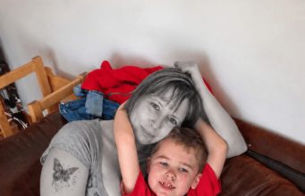 Majka se utopila i donijeli su je kući kako bi je pokopali, ali baš kad su se spremali zatvoriti lijes, njezin petogodišnji sin iznenada je povikao… 😨😨 Majka se utopila i donijeli su je kući kako bi je pokopali, ali baš kad su se spremali zatvoriti lijes, njezin petogodišnji sin iznenada je povikao… 😨😨 - featured image