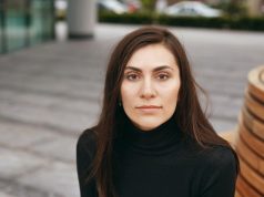Poštar je 15 godina svakog petka ostavljao čokoladu u sandučetu moje bolesne mame, a na njegovom ispraćaju saznala sam ko mu je ona bila Poštar je 15 godina svakog petka ostavljao čokoladu u sandučetu moje bolesne mame, a na njegovom ispraćaju saznala sam ko mu je ona bila - featured image