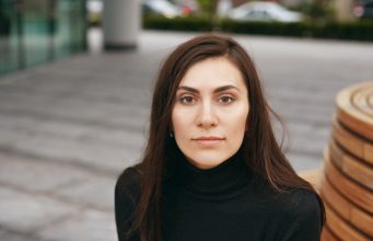 Poštar je 15 godina svakog petka ostavljao čokoladu u sandučetu moje bolesne mame, a na njegovom ispraćaju saznala sam ko mu je ona bila Poštar je 15 godina svakog petka ostavljao čokoladu u sandučetu moje bolesne mame, a na njegovom ispraćaju saznala sam ko mu je ona bila - featured image