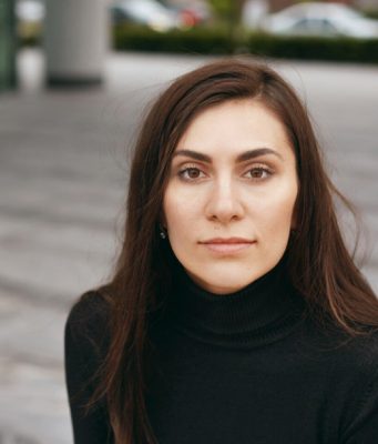 Poštar je 15 godina svakog petka ostavljao čokoladu u sandučetu moje bolesne mame, a na njegovom ispraćaju saznala sam ko mu je ona bila Poštar je 15 godina svakog petka ostavljao čokoladu u sandučetu moje bolesne mame, a na njegovom ispraćaju saznala sam ko mu je ona bila - featured image