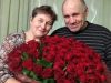 Moj muž nikada nije bio romantičan. Ali na moj 66. rođendan iznenada je došao kući sa 101 crvenom ružom i zamolio me da se fotografiram s njim… Pomislila sam da se napokon promijenio. Ali ono što je učinio s našom fotografijom natjeralo me da preispitam cijeli naš 42-godišnji brak… Moj muž nikada nije bio romantičan. Ali na moj 66. rođendan iznenada je došao kući sa 101 crvenom ružom i zamolio me da se fotografiram s njim… Pomislila sam da se napokon promijenio. Ali ono što je učinio s našom fotografijom natjeralo me da preispitam cijeli naš 42-godišnji brak… - featured image