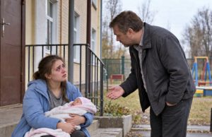 Osamnaestogodišnja djevojka sjedila je ispred doma za nezbrinutu djecu s novorođenom kćerkicom i jednom torbom, plačući. Roditelji su joj zabranili da abortira, a sada su joj naredili da napusti njihov dom. Pored nje je prolazio muškarac koji je čuo njen plač i rekao: „Nemoj dati svoju kćerku. Radije pristani na moju ponudu…“ 😲😲😲 Osamnaestogodišnja djevojka sjedila je ispred doma za nezbrinutu djecu s novorođenom kćerkicom i jednom torbom, plačući. Roditelji su joj zabranili da abortira, a sada su joj naredili da napusti njihov dom. Pored nje je prolazio muškarac koji je čuo njen plač i rekao: „Nemoj dati svoju kćerku. Radije pristani na moju ponudu…“ 😲😲😲 - featured image