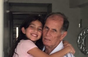 Moja desetogodišnja kći šapnula mi je: „Mama, djed kaže da imam prekrasno tijelo i figuru. Želi da mu nešto pokažem u njegovoj spavaćoj sobi, ali natjerao me da obećam da ti neću reći.” Ukočila sam se. Pretvarala sam se da se smiješim, ali te noći nisam mogla zaspati. Sljedećeg dana potajno sam ušla u kuću svojeg oca. Kad sam otključala vrata njegove spavaće sobe, ugledala sam nešto zbog čega sam vrisnula… Moja desetogodišnja kći šapnula mi je: „Mama, djed kaže da imam prekrasno tijelo i figuru. Želi da mu nešto pokažem u njegovoj spavaćoj sobi, ali natjerao me da obećam da ti neću reći.” Ukočila sam se. Pretvarala sam se da se smiješim, ali te noći nisam mogla zaspati. Sljedećeg dana potajno sam ušla u kuću svojeg oca. Kad sam otključala vrata njegove spavaće sobe, ugledala sam nešto zbog čega sam vrisnula… - featured image