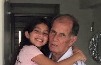 Moja desetogodišnja kći šapnula mi je: „Mama, djed kaže da imam prekrasno tijelo i figuru. Želi da mu nešto pokažem u njegovoj spavaćoj sobi, ali natjerao me da obećam da ti neću reći.” Ukočila sam se. Pretvarala sam se da se smiješim, ali te noći nisam mogla zaspati. Sljedećeg dana potajno sam ušla u kuću svojeg oca. Kad sam otključala vrata njegove spavaće sobe, ugledala sam nešto zbog čega sam vrisnula… Moja desetogodišnja kći šapnula mi je: „Mama, djed kaže da imam prekrasno tijelo i figuru. Želi da mu nešto pokažem u njegovoj spavaćoj sobi, ali natjerao me da obećam da ti neću reći.” Ukočila sam se. Pretvarala sam se da se smiješim, ali te noći nisam mogla zaspati. Sljedećeg dana potajno sam ušla u kuću svojeg oca. Kad sam otključala vrata njegove spavaće sobe, ugledala sam nešto zbog čega sam vrisnula… - featured image