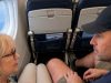 Muškarac je satima zauzimao deo mog sedišta u avionu! Kada sam ga zamolila da se pomeri, nasmejao se: „Tako ste sitni! Zašto vam treba toliko prostora?“ Ali kada se vratio iz toaleta, ukočio se od šoka i besno povikao: „ŠTA STE TO URADILI?!“ Muškarac je satima zauzimao deo mog sedišta u avionu! Kada sam ga zamolila da se pomeri, nasmejao se: „Tako ste sitni! Zašto vam treba toliko prostora?“ Ali kada se vratio iz toaleta, ukočio se od šoka i besno povikao: „ŠTA STE TO URADILI?!“ - featured image