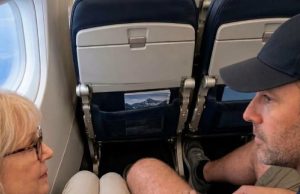 Muškarac je satima zauzimao deo mog sedišta u avionu! Kada sam ga zamolila da se pomeri, nasmejao se: „Tako ste sitni! Zašto vam treba toliko prostora?“ Ali kada se vratio iz toaleta, ukočio se od šoka i besno povikao: „ŠTA STE TO URADILI?!“ Muškarac je satima zauzimao deo mog sedišta u avionu! Kada sam ga zamolila da se pomeri, nasmejao se: „Tako ste sitni! Zašto vam treba toliko prostora?“ Ali kada se vratio iz toaleta, ukočio se od šoka i besno povikao: „ŠTA STE TO URADILI?!“ - featured image