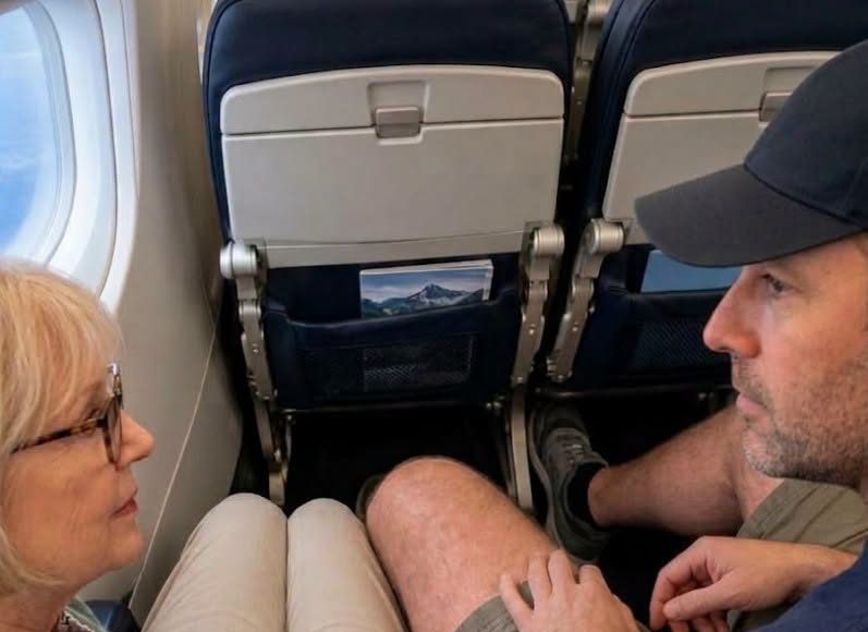 Muškarac je satima zauzimao deo mog sedišta u avionu! Kada sam ga zamolila da se pomeri, nasmejao se: „Tako ste sitni! Zašto vam treba toliko prostora?“ Ali kada se vratio iz toaleta, ukočio se od šoka i besno povikao: „ŠTA STE TO URADILI?!“ - featured image
