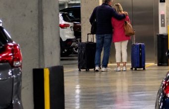 Susjeda joj je fotografijama otkrila suprugovu nevjeru – no umjesto da se s njim suoči, ona je drugu ženu pozvala na večeru. Susjeda joj je fotografijama otkrila suprugovu nevjeru – no umjesto da se s njim suoči, ona je drugu ženu pozvala na večeru. - featured image