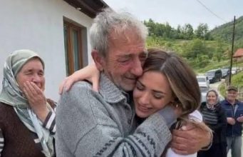 Prodao posljednju zemlju da školuje kćerku, a jedanaest godina kasnije cijelo selo svjedočilo njegovoj najvećoj nagradi Prodao posljednju zemlju da školuje kćerku, a jedanaest godina kasnije cijelo selo svjedočilo njegovoj najvećoj nagradi - featured image