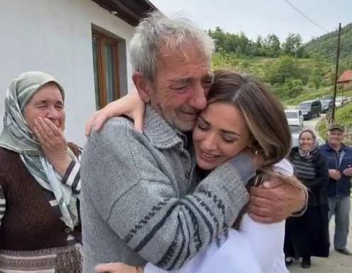 Prodao posljednju zemlju da školuje kćerku, a jedanaest godina kasnije cijelo selo svjedočilo njegovoj najvećoj nagradi - featured image Prodao posljednju zemlju da školuje kćerku, a jedanaest godina kasnije cijelo selo svjedočilo njegovoj najvećoj nagradi - featured image